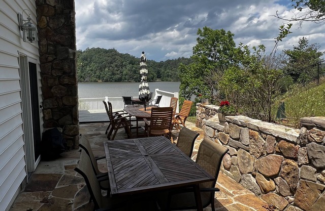 Cozy Claytor Lakefront Retreat with 2 houses for Large families/Reunions