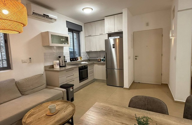 Cozy, Clean, and Modern off Betzalel and Sacher Park