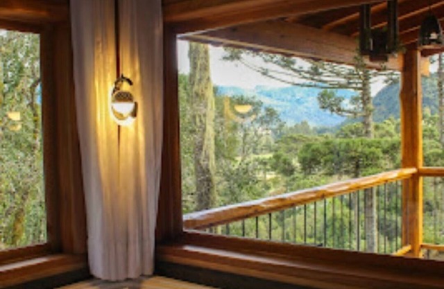 Cozy couple's cabin with hot tub, air conditioning, and breakfast
