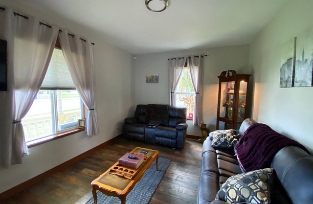 Cozy Cole St Home built in 1910 in Downtown Enumclaw