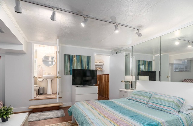Cozy & Comfortable Apartment! Parking, WiFi, and 50% monthly discount!
