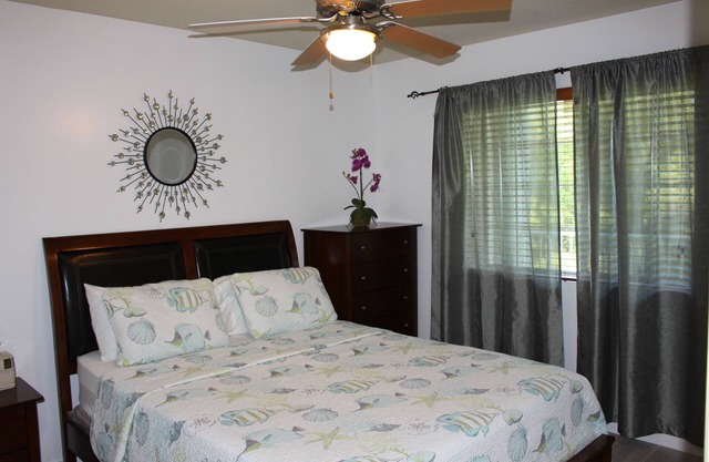 Cozy Condo - 10 minutes to Seven Mile Beach!
