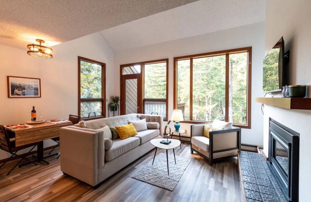 Cozy Condo in the Mountains-POOL/HOT TUB/SAUNA
