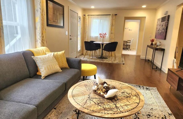 Cozy contemporary 2BR with Sofa bed in the office