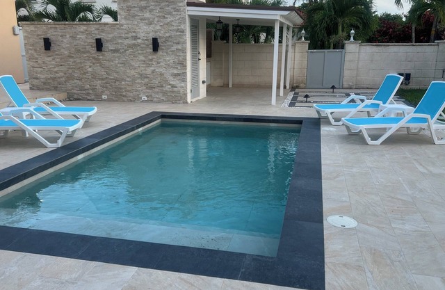 Cozy, Cool & Charming – 1BR Gem in Saint James