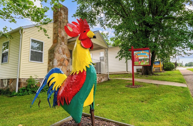 Cozy Coop Cottage | Walk to Downtown Branson