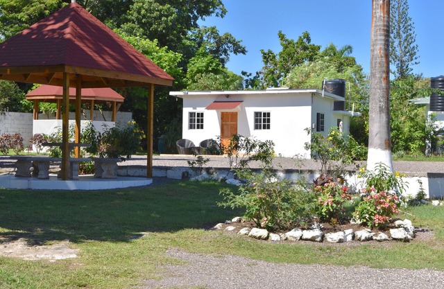 Cozy Cottage, 5 minutes walk to beach, beautiful garden perfect relaxation spot