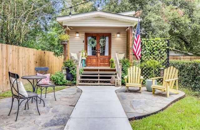 Cozy Cottage · Cozy tiny house living w/beautiful courtyard