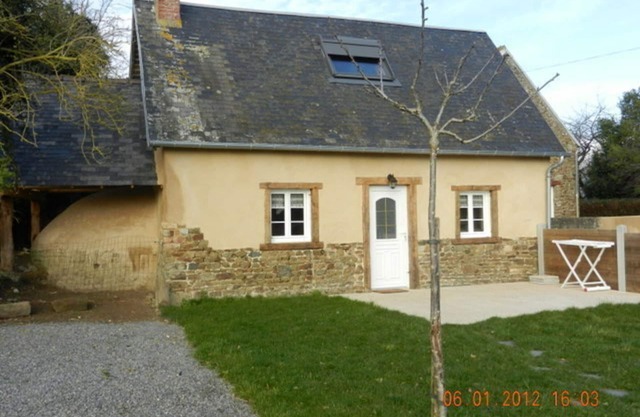 Cozy Cottage for 2 Near Beach with Private Garden, Internet, and Baby Amenities