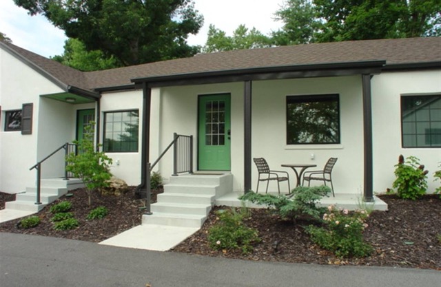 Cozy Cottage in Downtown Branson with a Pool