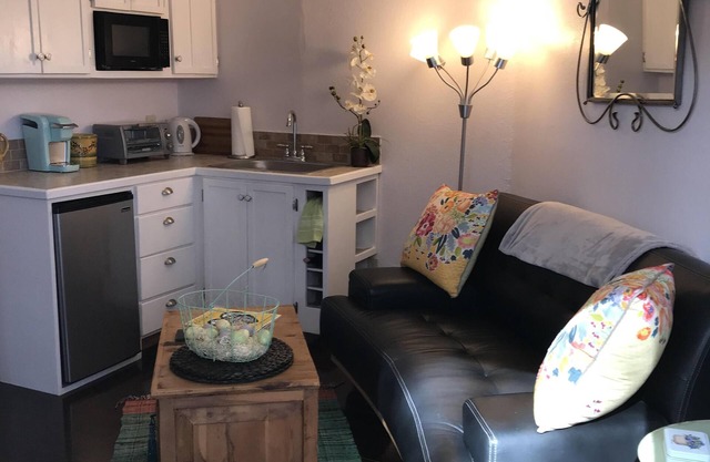 Cozy Cottage In Sonoma Wine Country - Robin's Nest and Garden -Longterm 30 days+