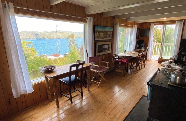Cozy cottage in the heart of Woody Point with ocean views of Gros Morne!