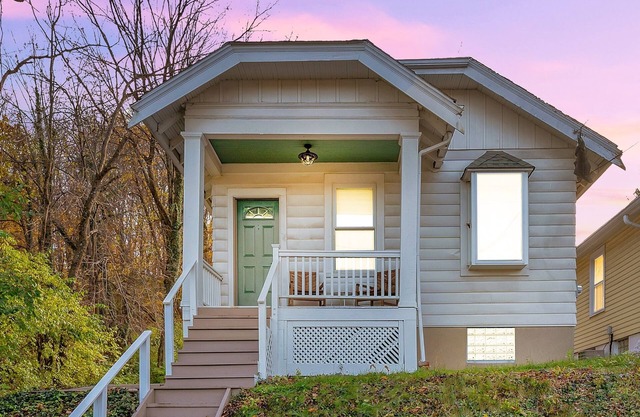 Cozy Cottage in the Heart of Hyde Park by RedAwning