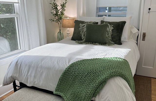 Cozy cottage just five minutes walk to Kinnick Stadium & UI Hospitals & Clinics!