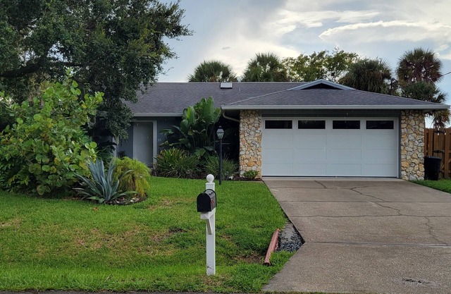Cozy Cottage on Canal backing Wildlife Preserve
