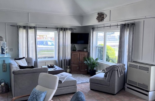 Cozy Cottage on the Lake with Hot tub, open fireplace and pet friendly