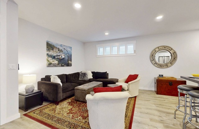 Cozy cottage, outdoor space & convenient location