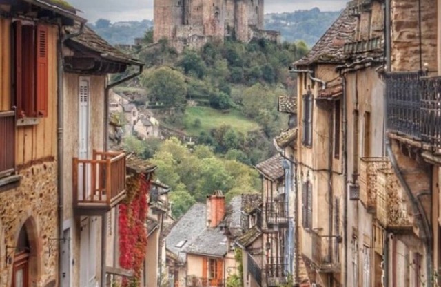 Cozy cottage with 1 bedroom near Cordes Sur Ciel with AC & WiFi