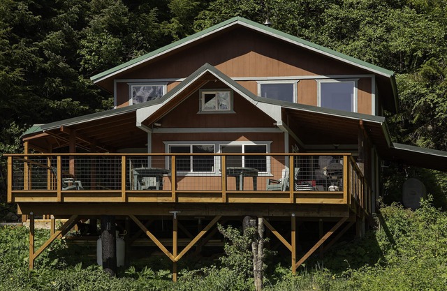 Cozy Cove Cottage - Peaceful, secluded, private beach, BBQ, washer/dryer