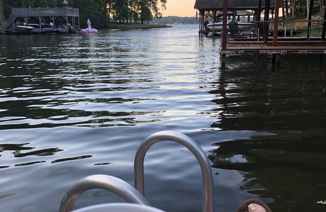 Cozy Cove Home off of main Lake Gaston