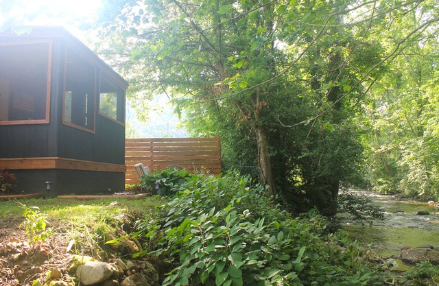 Cozy Creekside Cabin 1.5 miles from Lake Watagua and Cherokee National Forest.