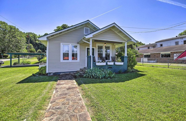 Cozy Damascus Cottage w/Porch & Trail Access!