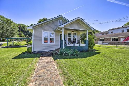 Cozy Damascus Cottage with Porch and Trail Access!