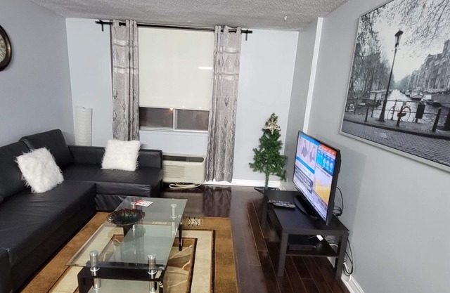 Cozy Delux 2BR + 2BTH in Toronto. Just 9mins from YYZ Airport.