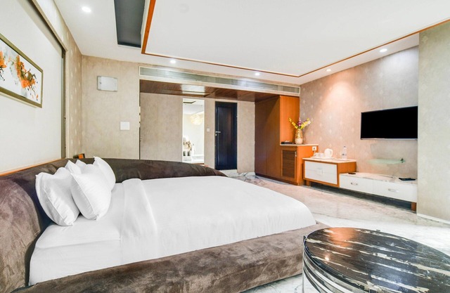 Cozy Deluxe Room at Chappan Market Indore