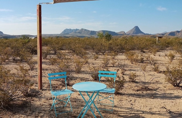 Cozy desert eco-glamper with pool, shower, laundry, wifi, pet-friendly.