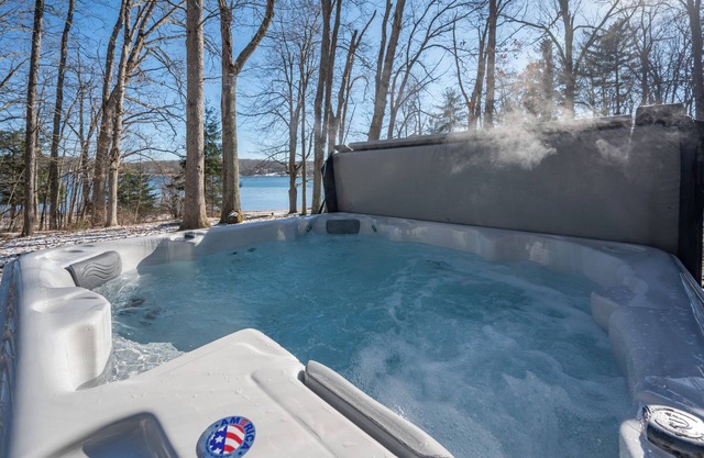 Cozy Dog Friendly Cabin w/Hot Tub & Lake Access
