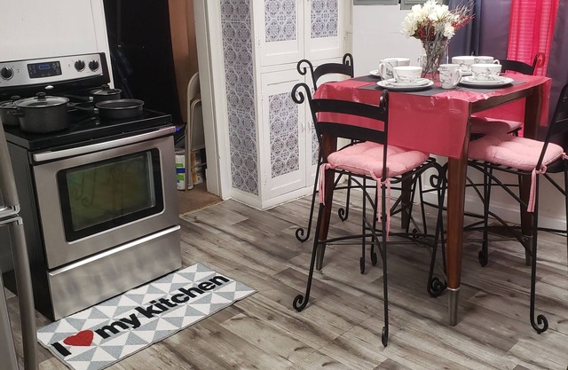 COZY DOWNTOWN BUNGALOW MINUTES FROM ALL STAR GAME FESTIVITIES SMALL PET FRIENDLY