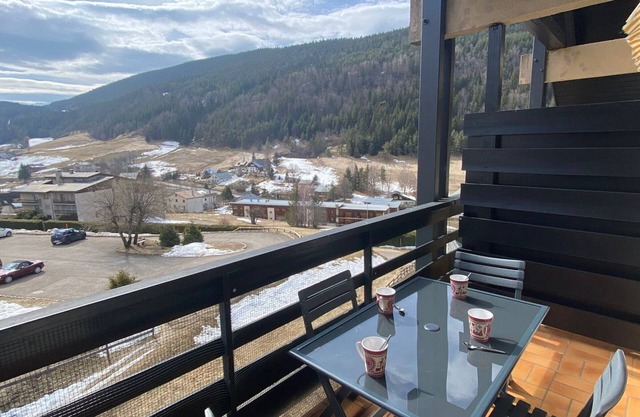 Cozy Duplex in Villard Village - 6 Guests, Close to Ski and Town Center, South-Facing Balcony