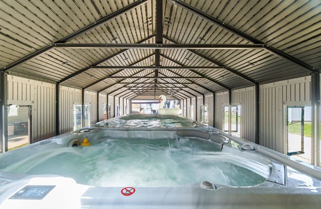 Cozy Entertaining Waterfront 3Bd w/SwimSpa/Hot Tub