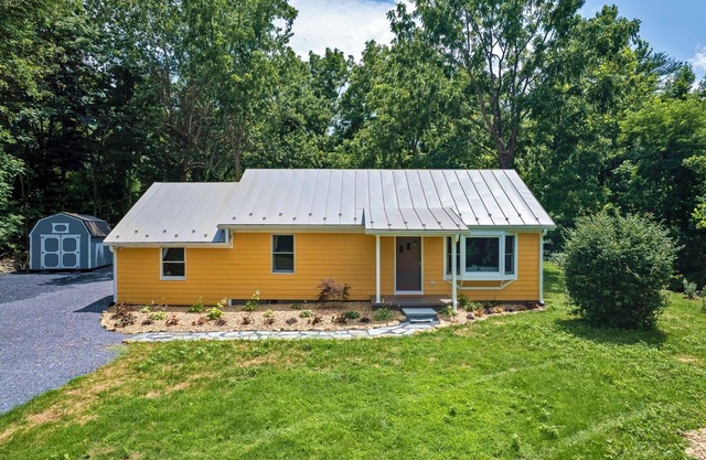 Cozy European Cottage at Lake Arrowhead near Shenandoah National Park entrance