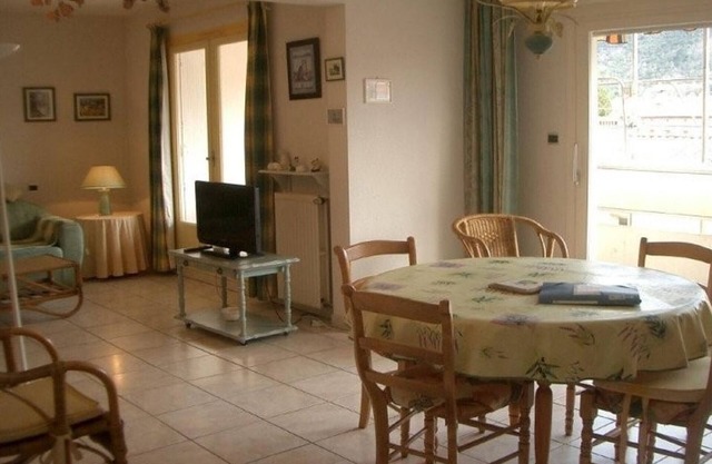 Cozy F2 Apartment with Garage, Wi-Fi, South-Facing, Near Spa & Town Center, Sleeps 3
