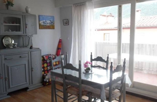 Cozy F2 Apartment, Sleeps 4, Parking, Pet-Friendly, Near City Center & Thermal Baths