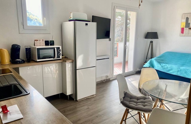Cozy F2 Apartment with Terrace, Parking, WiFi - Close to Thermal Baths and Town Center