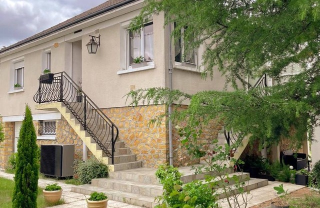 Cozy Family Cottage in Romorantin: BBQ, Private Garden, Wi-Fi, Near Beauval & Chambord