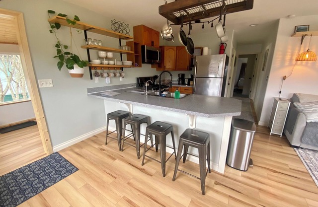 Cozy family- friendly in town house w/a backyard, garden, BBQ, and a firepit.