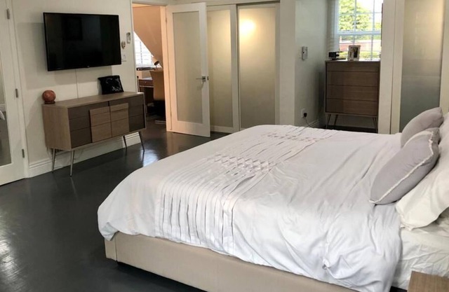 Cozy Family Retreat near Beverly Grove ~ Big Backyard / Central Location