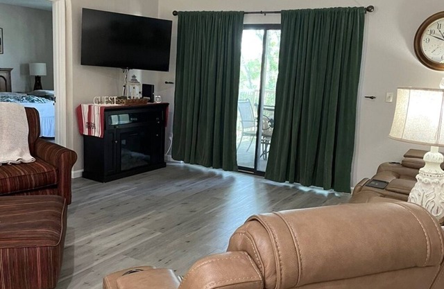 Cozy Farmhouse Retreat-King Beds,Indoor/Outdoor Pool, Golf Course View