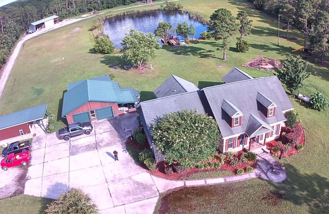 Cozy fishing cabin with stocked pond, near Savannah. Fenced- pet friendly!