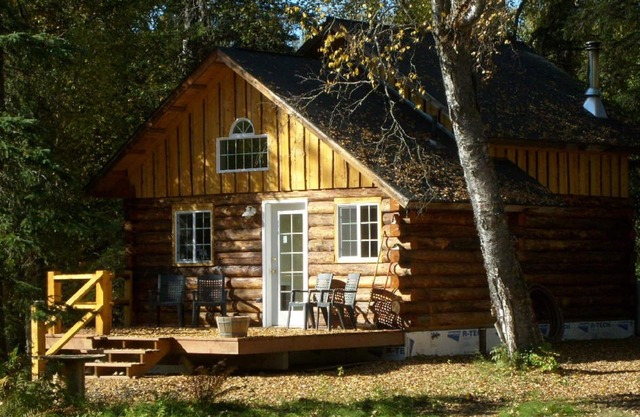Cozy, fully furnished cabin on five wooded acres 2.5 miles from Talkeetna