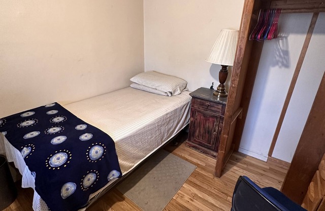 Cozy, furnished room - 5 mins walk to UNM Hospital