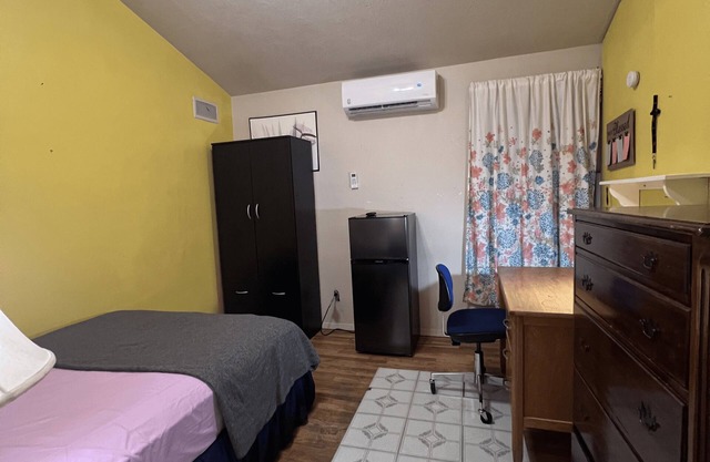 Cozy Furnished Room- 5min walk to UNM Hospital
