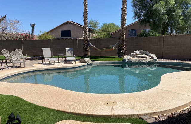 Cozy getaway home w/POOL and GREAT location!