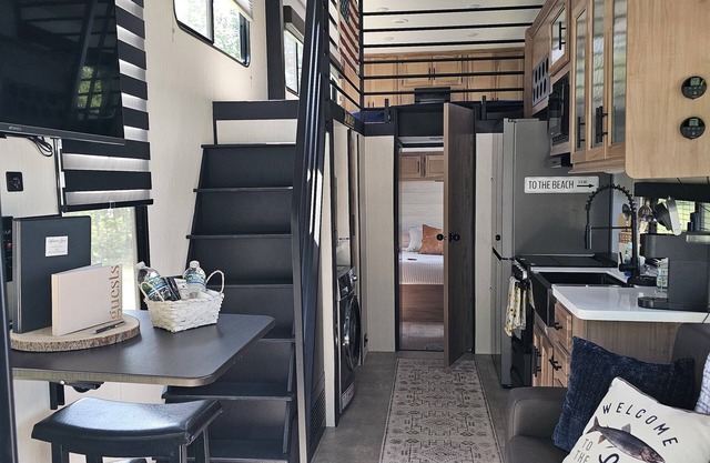 Cozy glamper with scenic pond in Brownstown Indiana