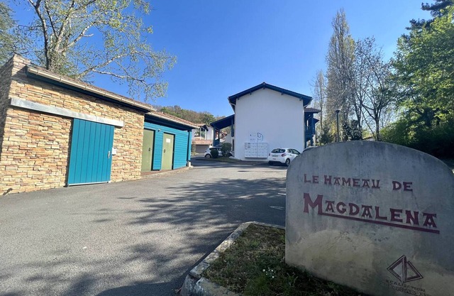 Cozy Ground-Floor T1 Bis with Terrace, Pool Access & Parking - Cambo-les-Bains