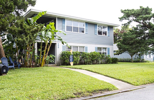 Cozy, ground floor apt 5 min walk to bch. PET friendly. FREE bottle of PROSECCO